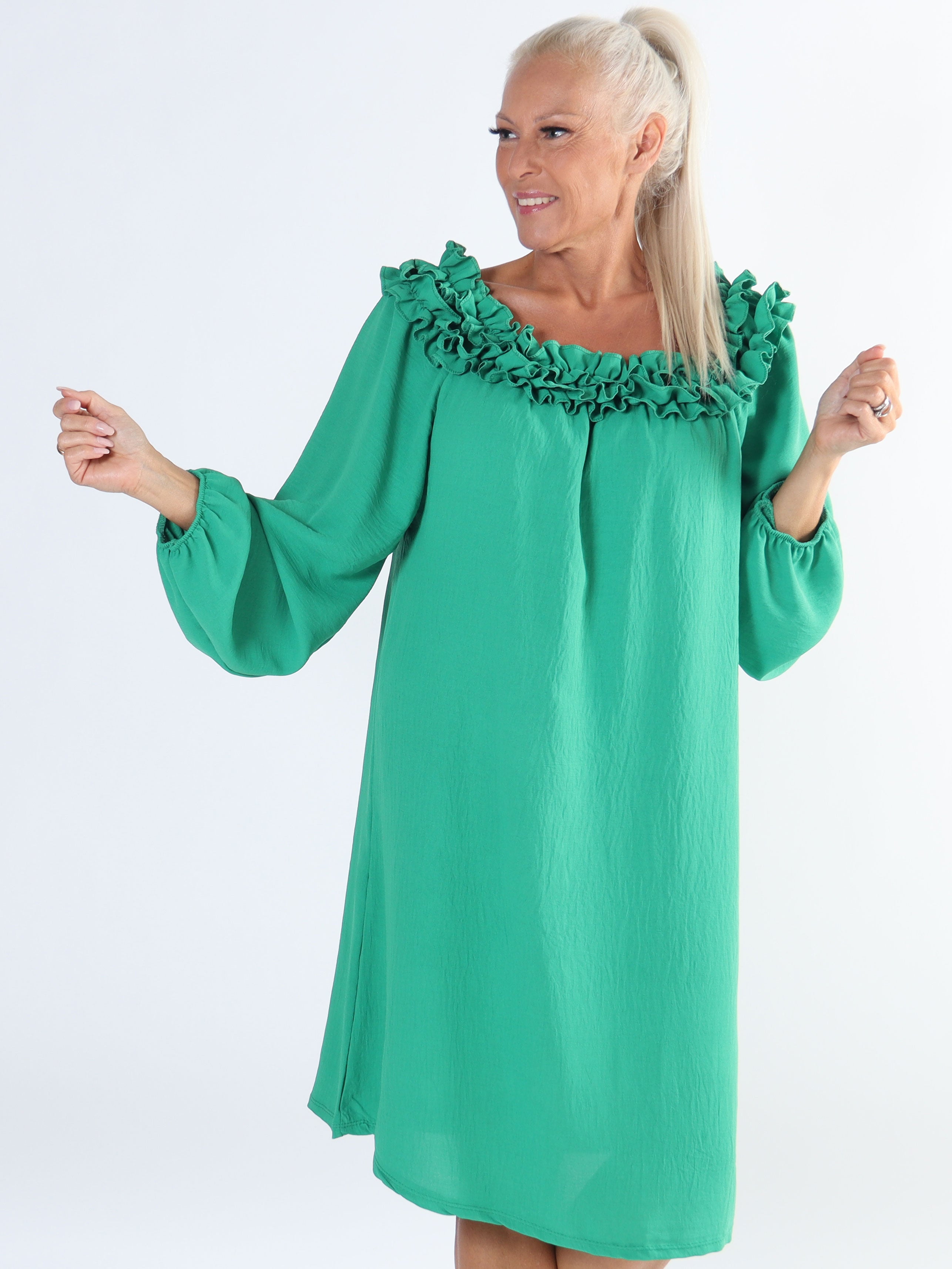 Chili Dress - Plus size klänning med långa ärmar och volanger